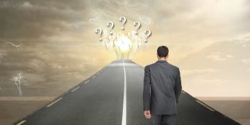 Decisão importante hoje: como impacta sua vida man-walking-road